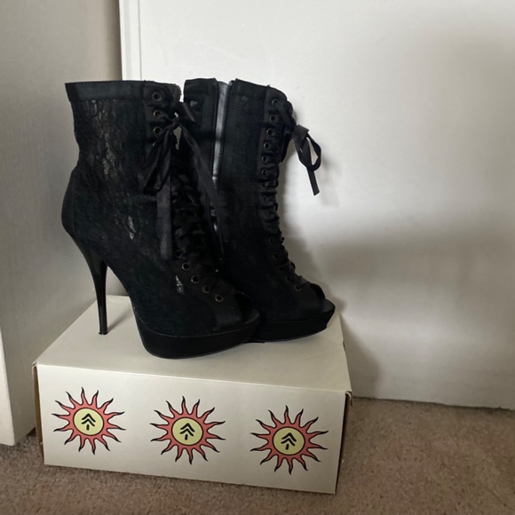 Shoes and boots - Picture 12 of 16